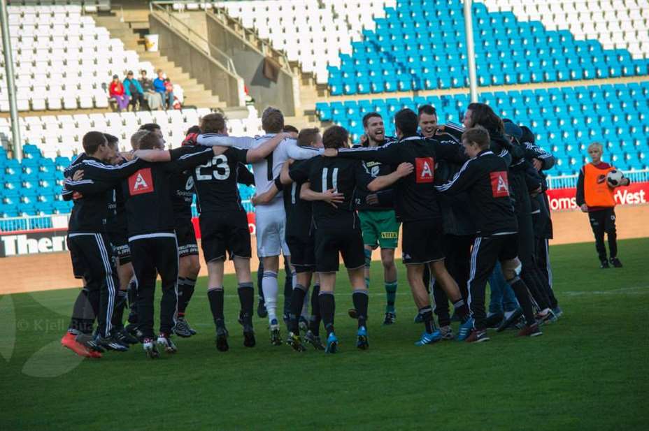 Åsane kunne juble for opprykk på Haugesund stadion. FOTO: Kjell Bua