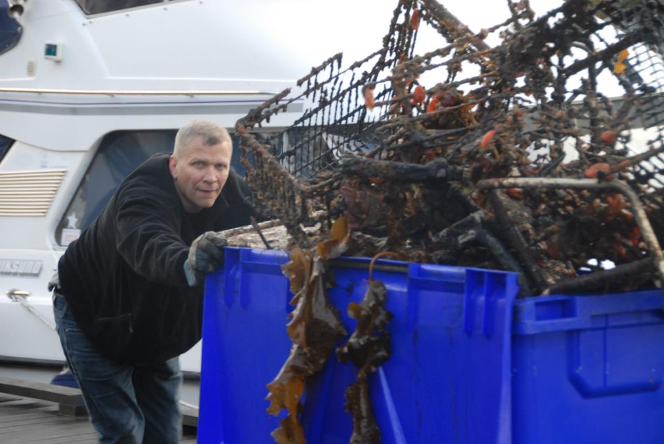 Åge Wee henter nok et lass med søppel fra Smedasundet. FOTO: Dykk.no
