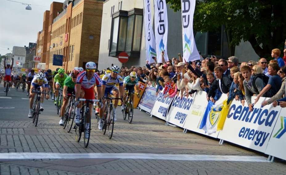 FOLKEFEST: Det var usedvanlig god stemning på rådhusplassen i Haugesund da spurten gikk i Sørhauggata. Foto: Kjell Bua