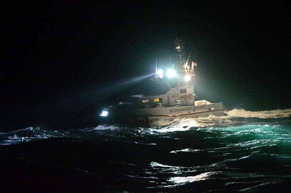Redningsskøyta natt FOTO: Kjell Bua