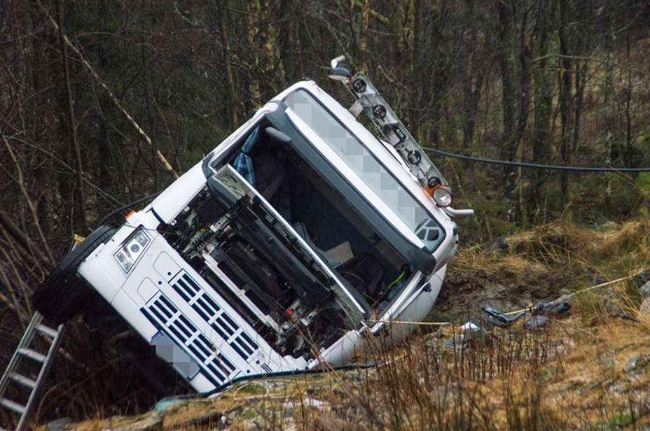 Lastebil med propan i grøfta i Nedre Vats. FOTO: Kjell Bua