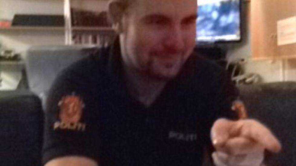 FALSK UNIFORM PÅ FACEBOOK: Ronny Larsen la ut flere bilder på Facebook med denne falske «norske» politiuniformen, som han hadde kjøpt i Thailand. FOTO: Privat