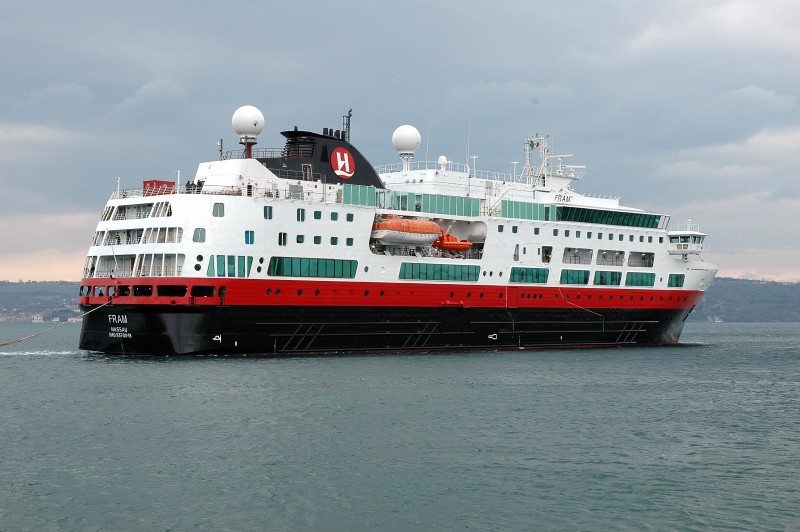 Fram hurtigruteskipet Hurtigruta