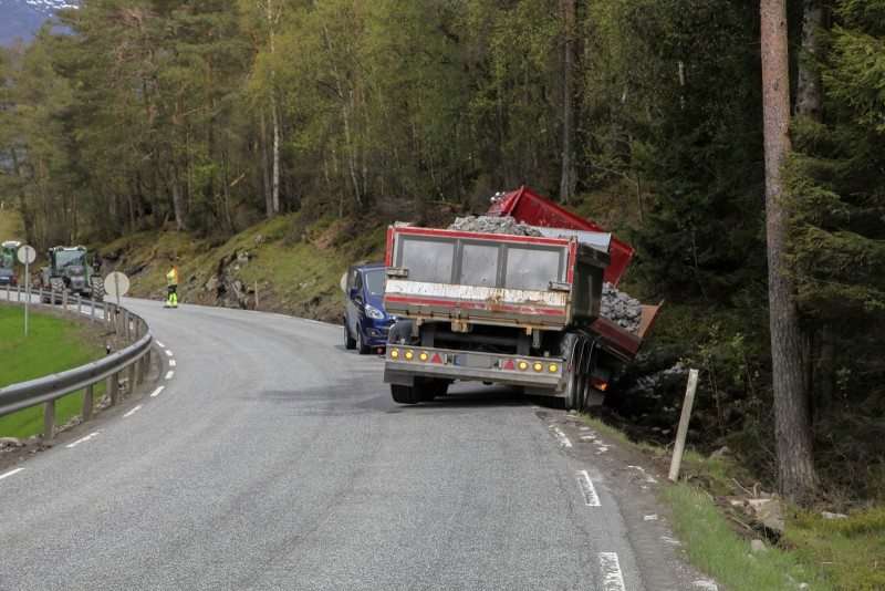 Lastebil ut av veien Etne