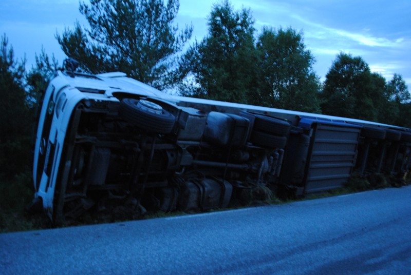 Det skal ha gått fint med den polske sjåføren. Overfor Sveiobladet.net sier han på polsk at veien ble for smal.