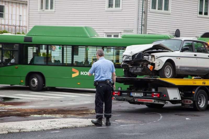 buss bil ulykke