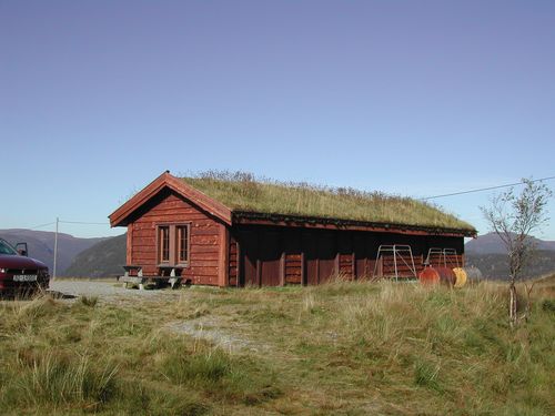 På Opheim er det en stor parkeringsplass og et servicebygg med toalett. Herfra er det ca 1,5 timers gange inn til Olaliahytta. (sommerstid). FOTO: Friluftsrådet Vest