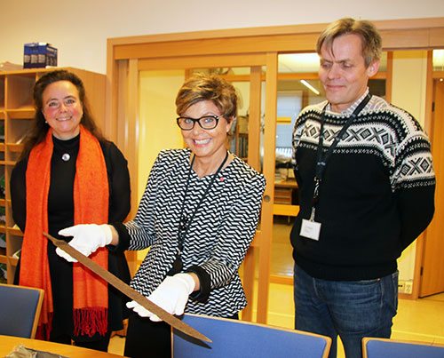 Fylkesordførar Anne Gine Hestetun viser stolt fram vikingsverdet frå år 750, som er funne på Haukeli, saman med fylkesdirektør for kultur, Anna Elisa Tryti og fylkeskonservator Per Morten Ekerhovd. (foto: Bjarte Brask Eriksen)