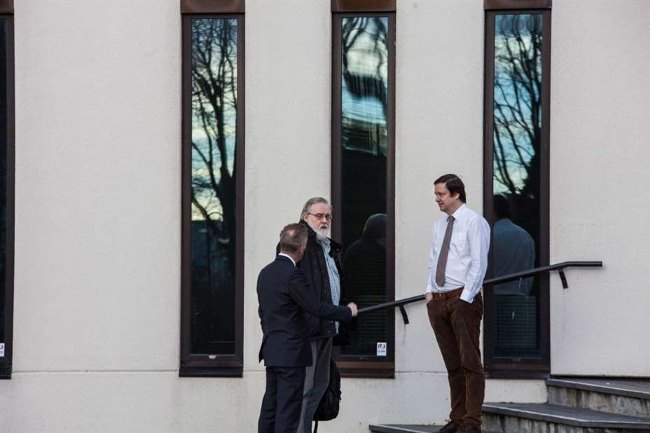 Sos rasisme-saken. Tiltalte Kjell Gunnar Larsen sammen med forsvarerne Erik Lea og John Christian Elden.